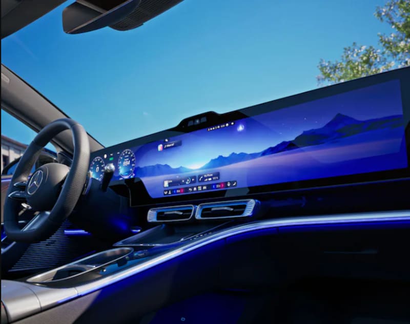 Este nuevo modelo de Mercedes-Benz destaca por su diseño lujoso: el vehículo eléctrico cuenta con un techo panorámico y alcanza una velocidad de 210 km/h.