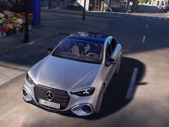 Este nuevo modelo de Mercedes-Benz destaca por su diseño lujoso: el vehículo eléctrico cuenta con un techo panorámico y alcanza una velocidad de 210 km/h