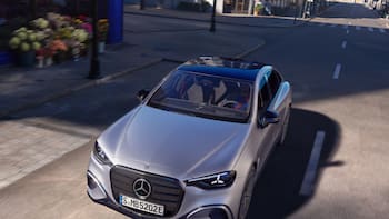 Este nuevo modelo de Mercedes-Benz destaca por su diseño lujoso: el vehículo eléctrico cuenta con un techo panorámico y alcanza una velocidad de 210 km/h