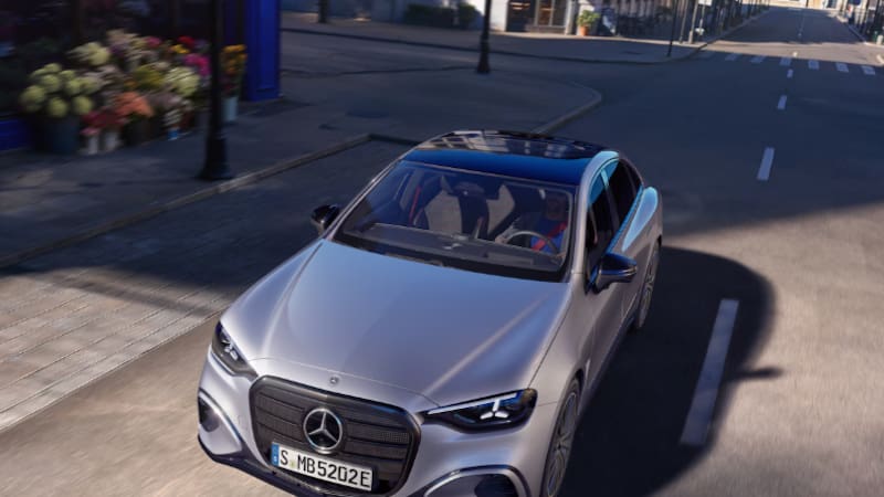 Este nuevo modelo de Mercedes-Benz destaca por su diseño lujoso: el vehículo eléctrico cuenta con un techo panorámico y alcanza una velocidad de 210 km/h.