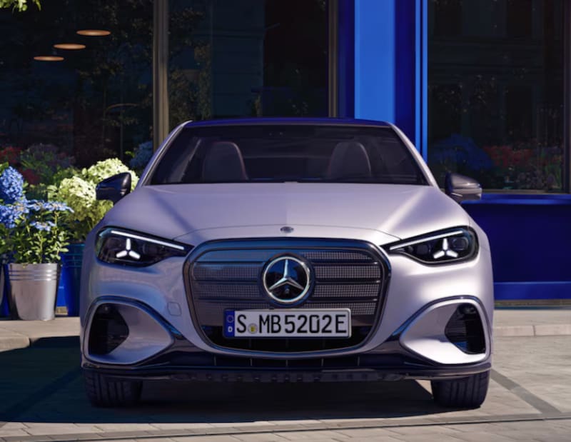Este nuevo modelo de Mercedes-Benz destaca por su diseño lujoso: el vehículo eléctrico cuenta con un techo panorámico y alcanza una velocidad de 210 km/h.