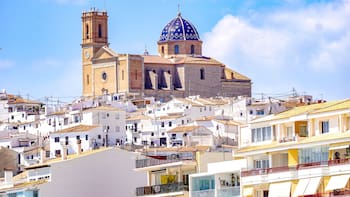 El pueblo a orillas del Mediterráneo que es conocido como el Santorini español: esto lo hace tan único