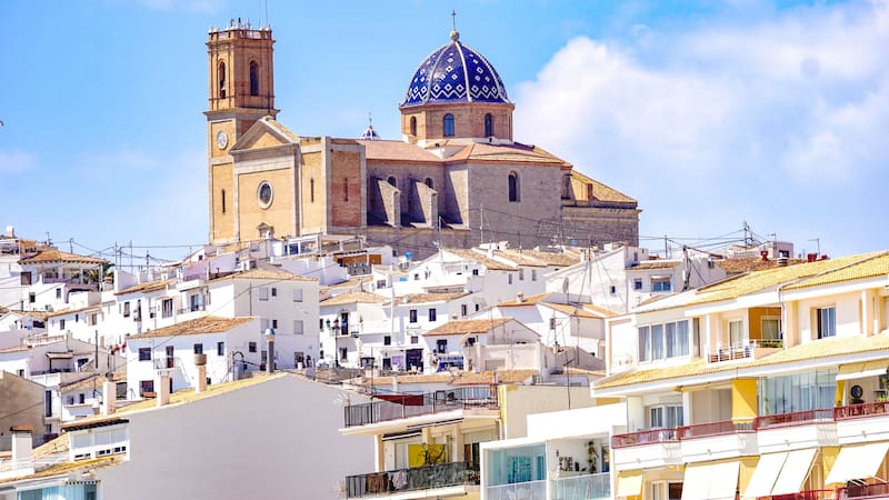 Qué ver en este pueblo de la Costa Blanca, cómo es su casco antiguo, sus playas y su gastronomía en uno de los destinos más reconocidos del Mediterráneo en España.