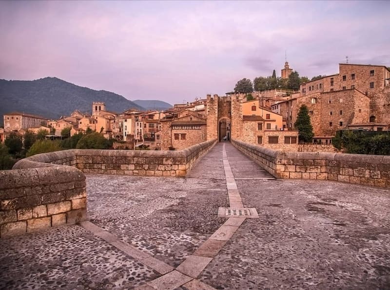 Es el pueblo medieval mejor conservado de España: atrae a los turistas por sus vistas y patrimonio arquitectónico. (Fuente: Instagram Besalú Turisme).