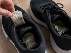 Poner bolsitas de té dentro de los zapatos: por qué algunas personas lo hacen y para qué sirve