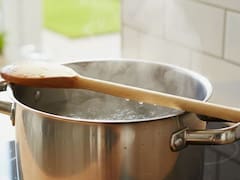 Poner una cuchara de madera sobre la olla cuando hierve: por qué lo recomiendan y para qué sirve