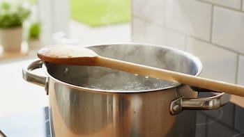 Poner una cuchara de madera sobre la olla cuando hierve: por qué lo recomiendan y para qué sirve