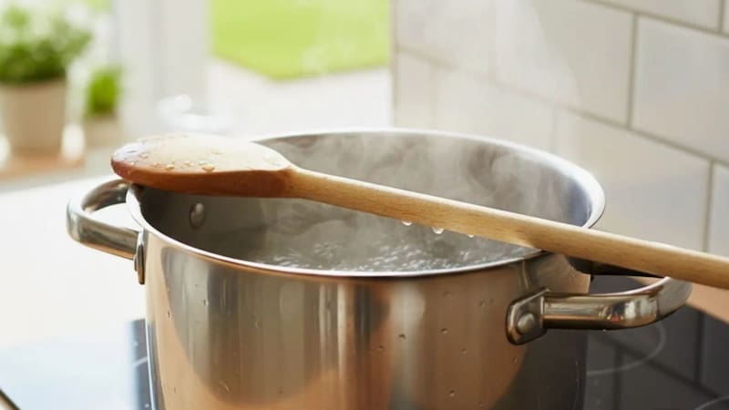 Este sencillo truco de cocina se utiliza desde hace años para intentar evitar que el agua o la preparación se desborde cuando alcanza el punto de ebullición.