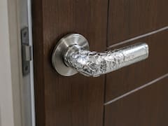 Poner papel aluminio en el picaporte de la puerta: para qué sirve y por qué algunos lo hacen
