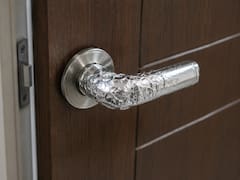 Poner papel aluminio en el picaporte de la puerta: para qué sirve y por qué algunos lo hacen