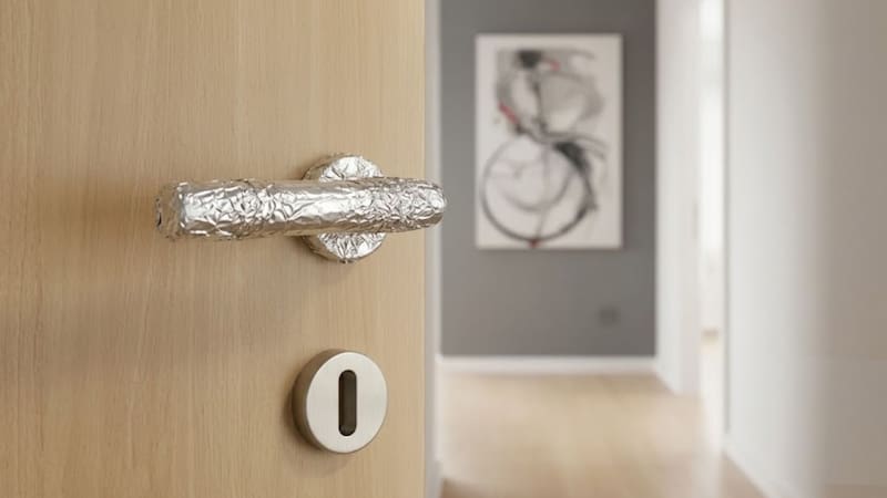 Este sencillo truco puede utilizarse en el picaporte de una puerta por sus propiedades y por la facilidad para colocarlo y retirarlo.