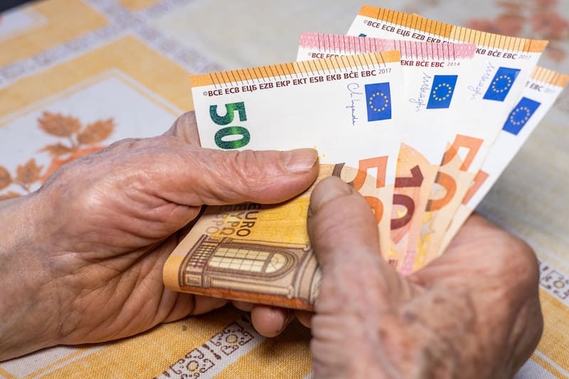 Santander, BBVA y CaixaBank cambian el calendario de pago de las pensiones y .jubilaciones: cuándo cobro en junio Fuente: Shutterstock.