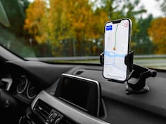 Tiendas D1 oferta un soporte para teléfono 360° que permite utilizar el celular con las manos libres por menos de $10.000
