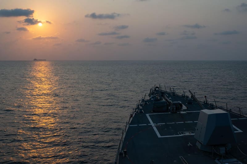 El destructor de misiles guiados USS Pinckney (DDG 91) observa un buque mercante mientras patrulla aplicando el bloqueo de Estados Unidos contra Irán. .