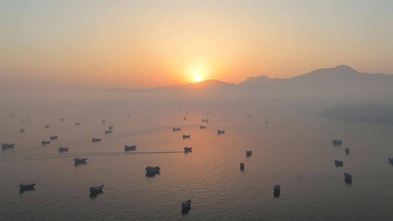 El amanecer sobre el estrecho de Ormuz, la principal ruta de exportación de energía del mundo. Foto: Reuters.
