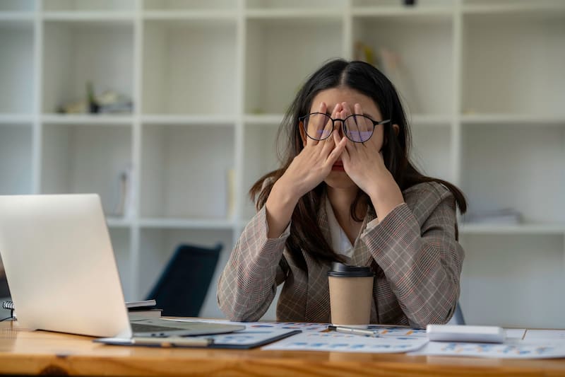 El refrán “Quien mucho abarca, poco aprieta” encierra una enseñanza sobre la importancia de enfocarse, organizar las prioridades y evitar la dispersión para lograr mejores resultados.