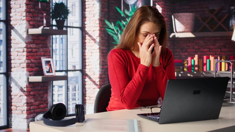 Alejarse de las redes sociales es una forma de reducir el estrés de fin de año. Foto: Freepik.