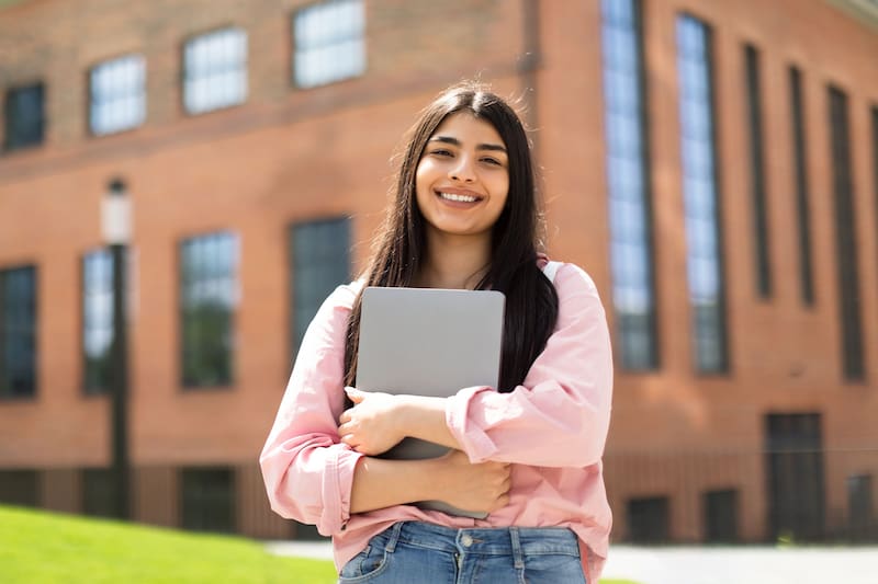 La Universidad Nacional Autónoma de México tiene una comunidad de más de 400,000 estudiantes en sus distintos niveles educativos.