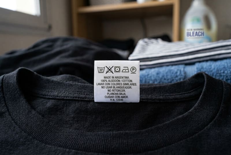 El triángulo tachado en las etiquetas de la ropa indica que está prohibido utilizar blanqueadores durante el lavado.