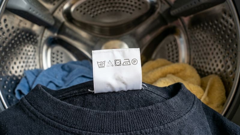 Símbolos en etiqueta de ropa.