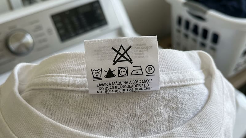 La etiqueta tiene un símbolo de no usar blanqueador, que es un triángulo con una cruz.