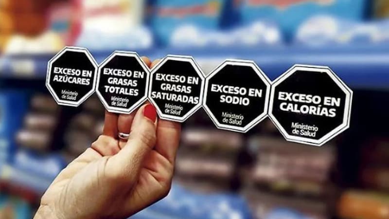 NOTICIAS ARGENTINAS BAIRES,
DICIEMBRE 26: La Administración
Nacional de Medicamentos,
Alimentos y Tecnología Médica
(ANMAT) realizó modificaciones
en el Manual de Aplicación de la
Ley de Etiquetado Frontal, que
desde mayo pasado se encuentra
completamente en vigor. FOTO:
(X/REDES@MinSaludNqn)/NA.