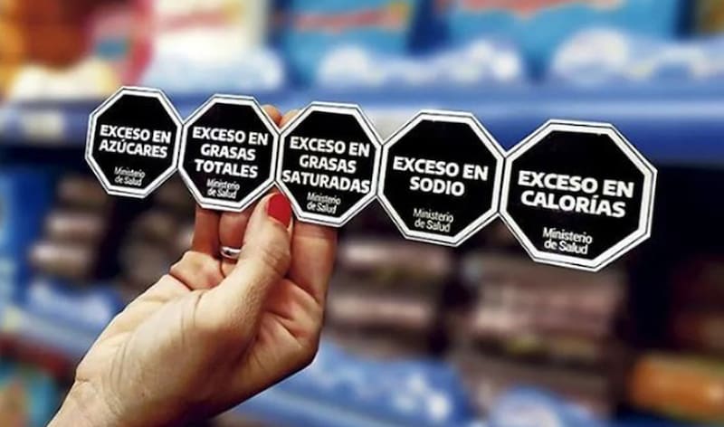 Una gran cantidad de productos alimenticios están envasados con estos famosos octógonos negros en los supermercados.