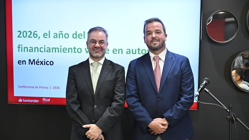 Eugenio Grandio, presidente de la EMA y Alejandro Vázquez, director ejecutivo automotriz de Santander México.