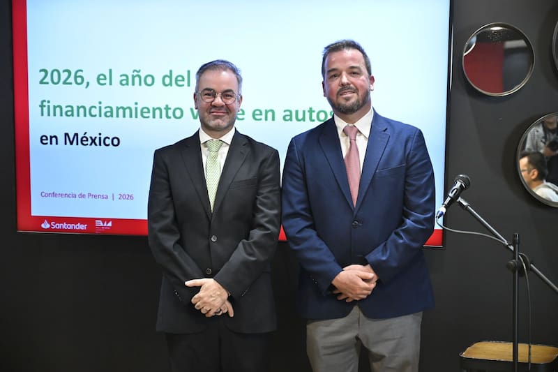 Eugenio Grandio, presidente de la EMA y Alejandro Vázquez, director ejecutivo automotriz de Santander México.
