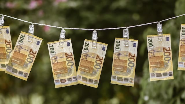 Cobraba el subsidio para mayores de 52 años y vendió un piso que había heredado. La Justicia la obliga a que devuelva 9685 euros al SEPE