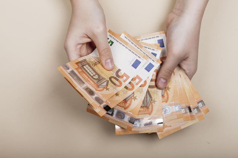 El juez apunta a intentos de soborno de Leire Díez a un fiscal o a Carmen Pano. (Fuente: Freepik).