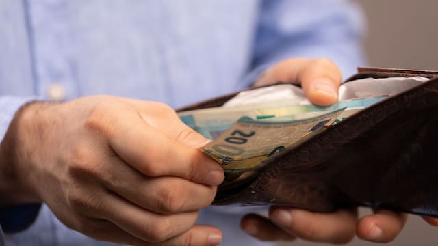 Hacienda lo confirma | Este es el límite de dinero en efectivo que puedes llevar sin que te multen