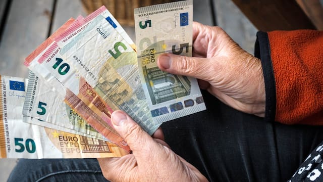 Los hijos mayores de 45 años pueden cobrar una pensión de por vida si cumplen estos dos requisitos: cuánto se cobra