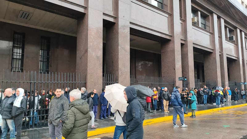 evacuaron-el-ministerio-de-economia-y-la-gente-se-volco-a-los-pasillos-externos-de-arca-N7A7TPNOAZE3