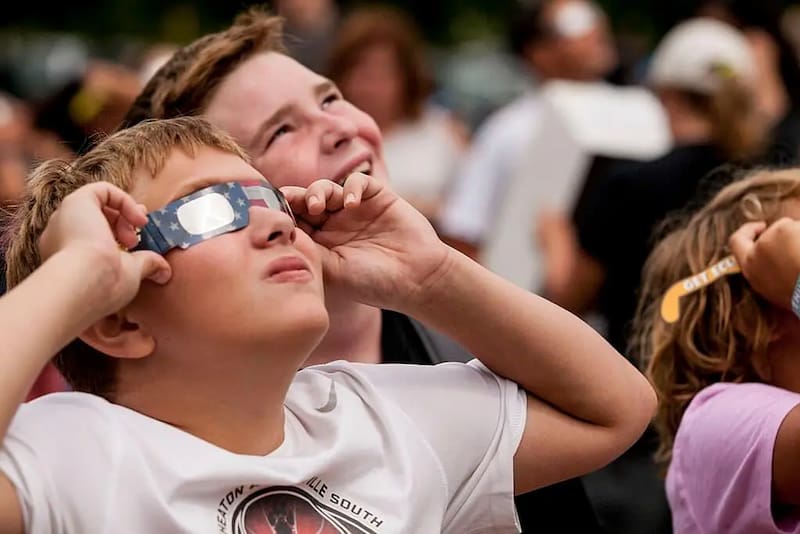 Recomiendan observa el Sol a través de gafas para eclipses. (Fuente: archivo).