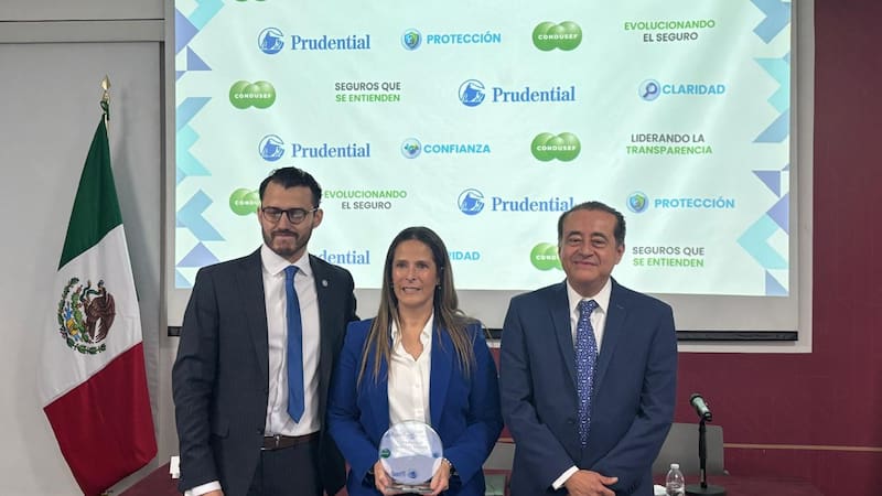 Sofía Belmar Berumen, presidenta y CEO, de Prudential Seguros (centro) y Óscar Rosado (der.), presidente de Condusef.
