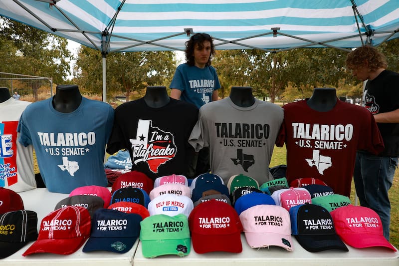 Fotografía que muestra artículos electorales en un evento de campaña del candidato demócrata al Senado de Texas.