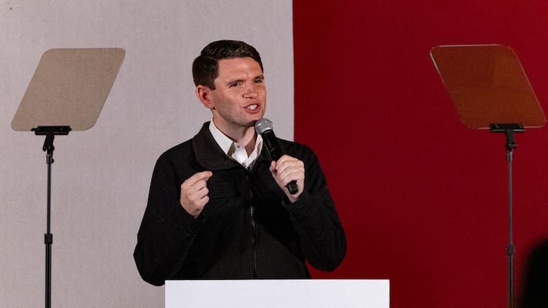 El candidato demócrata al Senado de Texas, James Talarico, habla en un evento de campaña este viernes, en Houston (EE.UU.).