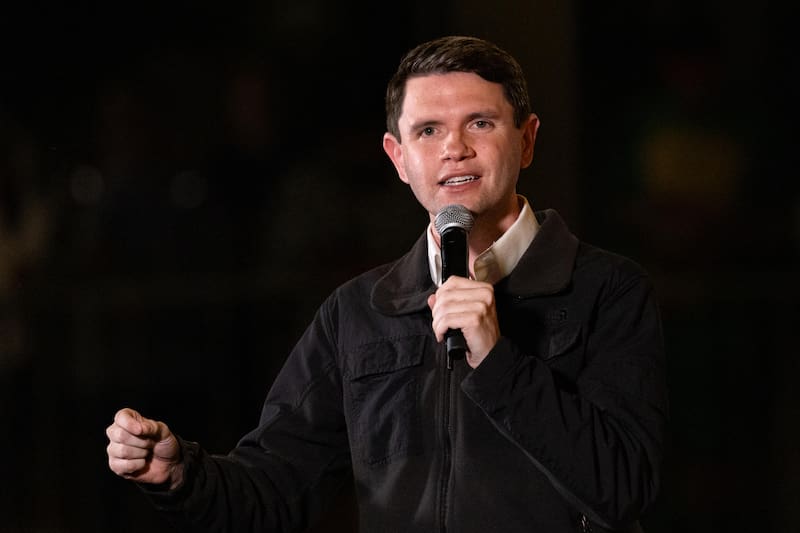 El candidato demócrata al Senado de Texas, James Talarico, habla en un evento de campaña este viernes, en Houston (EE.UU.).