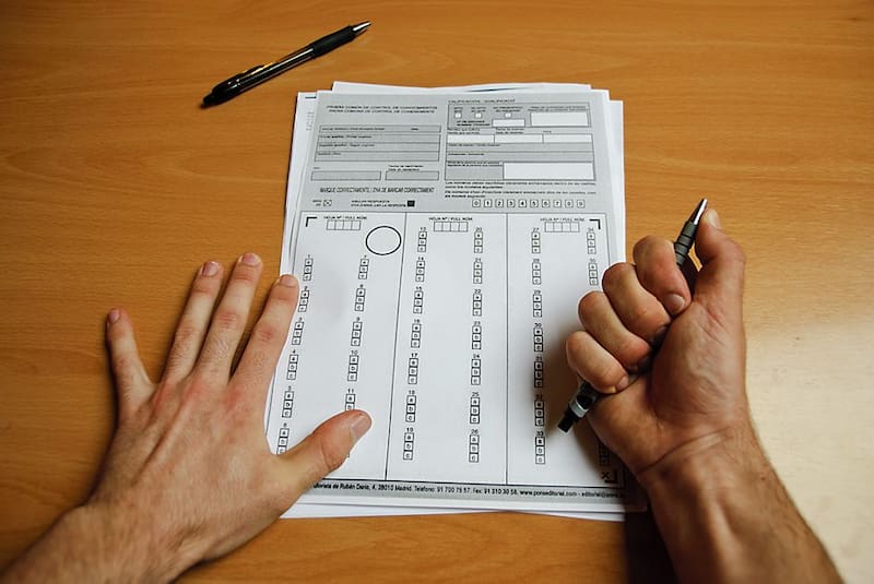 Desde el 6 de febrero, las pruebas para obtener la licencia de conducir deberán rendirse únicamente en inglés. Imagen: archivo.