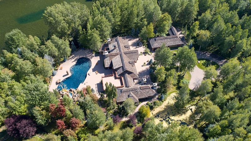La residencia se extendía sobre un terreno de aproximadamente 9,3 hectáreas y contaba con una vivienda principal de seis habitaciones, una casa independiente para invitados y un gimnasio.
