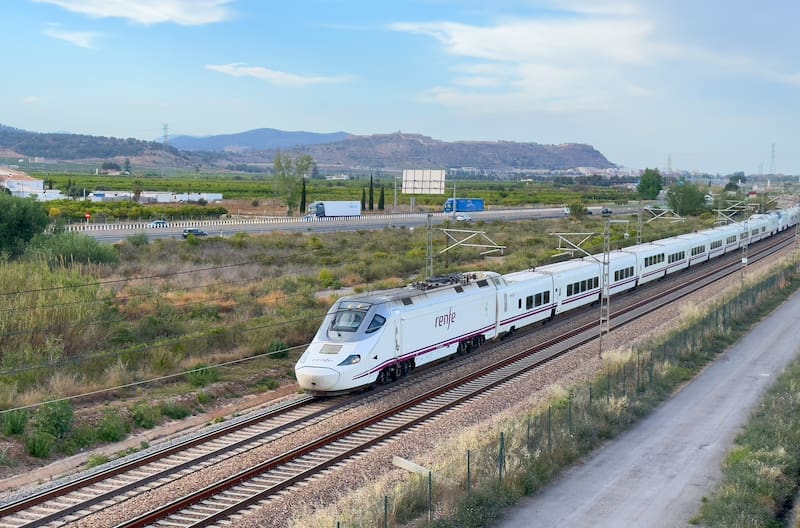 La suspensión de la alta velocidad obliga a recurrir a trenes de media distancia y transbordos para viajar desde Madrid a Andalucía.