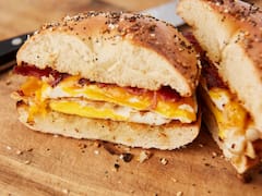 Es oficial | Ordenan retirar urgente marca más consumida de sándwiches listos y ensaladas por riesgo de intoxicación