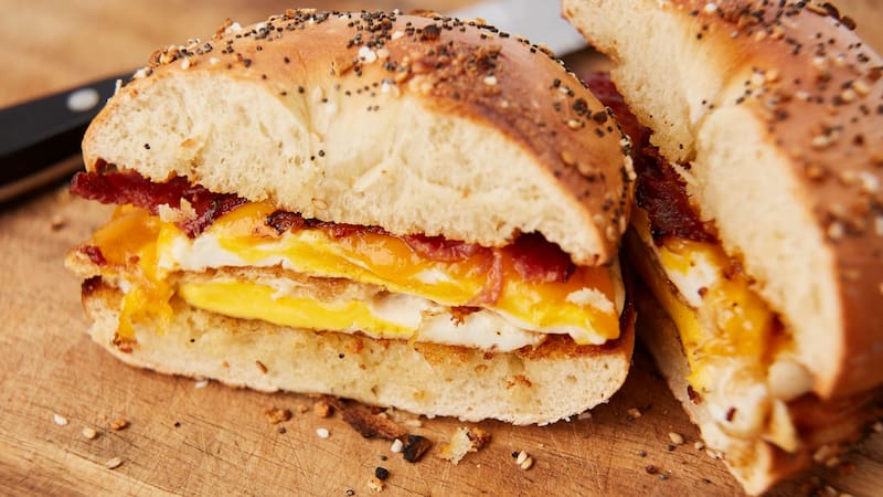 Exigen a la población que se abstenga de consumir este famoso sandwich de bacon y huevo.