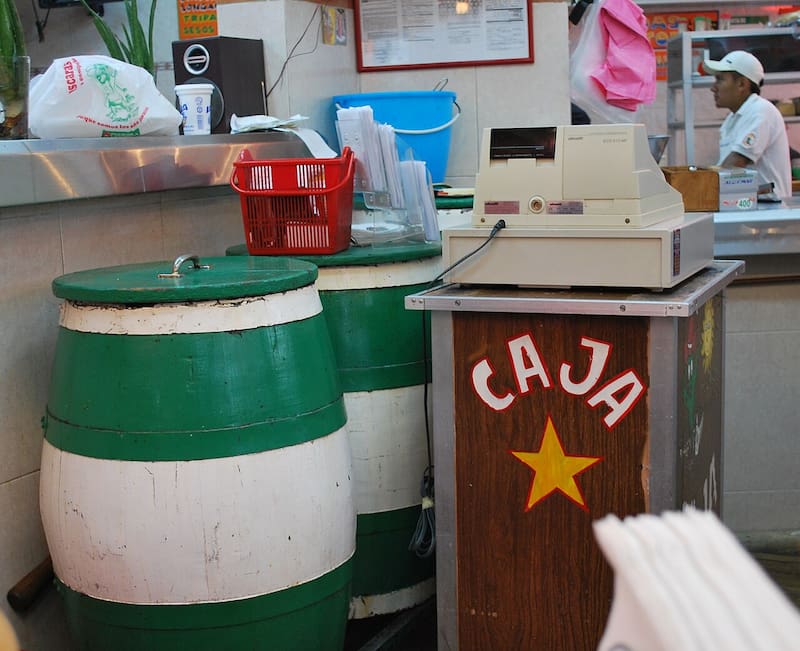 Expendio de tepache en Tacubaya, CDMX.