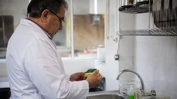 Frank Esper, experto en salud: “las esponjas de la cocina deben cambiarse cada dos semanas como mínimo”