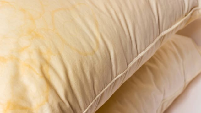 Expertos en limpieza coinciden: para acabar con las almohadas amarillas mezcla bicarbonato y agua oxigenada a partes iguales y cubre las manchas