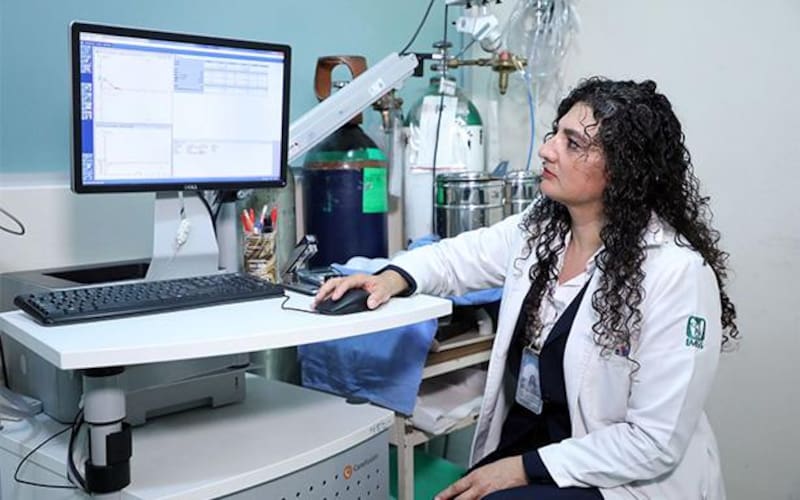 La doctora Irma Flores Colín, jefa del Servicio de Hipertensión Pulmonar y Corazón Derecho del Hospital de Cardiología del Centro Médico Nacional (CMN) Siglo XXI.