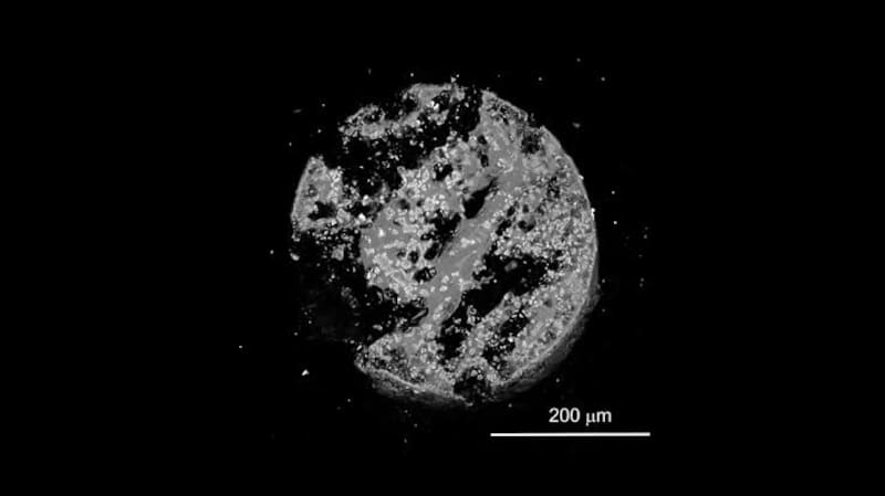 La muestra de hiroshimaíta estudiada se formó cuando la explosión nuclear del 6 de agosto de 1945 vaporizó edificios, metal, suelo, vidrio y agua en Hiroshima