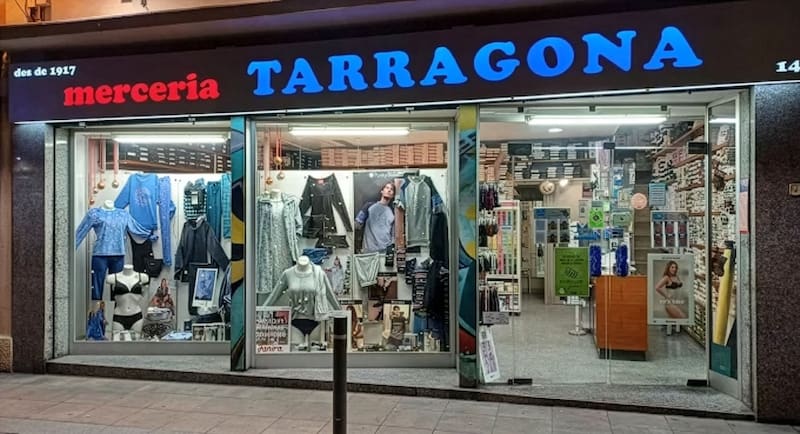 Durante décadas, mercería Tarragona mantuvo una propuesta ligada al comercio tradicional y a una clientela que se renovaba con el paso del tiempo.